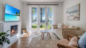 Smart TV y chimenea 