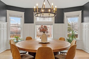 Dining - Awesome 4-bedroom house in Saint Paul off Grand-walk to everything! (Saint Paul)