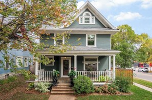 Exterior - Awesome 4-bedroom house in Saint Paul off Grand-walk to everything! (Saint Paul)