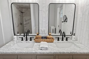 Shower, hair dryer, towels, soap - Awesome 4-bedroom house in Saint Paul off Grand-walk to everything! (Saint Paul)
