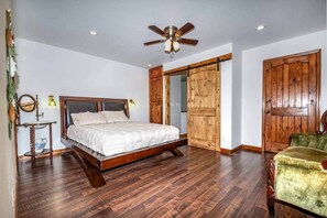 4 habitaciones, tabla de planchar con plancha, wifi y ropa de cama 