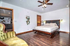 4 bedrooms, iron/ironing board, WiFi, bed sheets