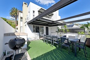Outdoor dining - 5 Bed House | Pool | Fresnaye | Sea Point (Cape Town)