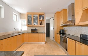Fridge, microwave, oven, stovetop - 5 Bed House | Pool | Fresnaye | Sea Point (Cape Town)