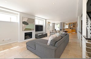 TV, fireplace, offices - 5 Bed House | Pool | Fresnaye | Sea Point (Cape Town)