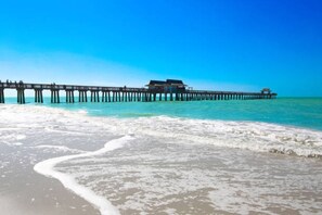 Beach - Stunning 2 BR/2 BA Naples Golf Resort condo - 4 miles to 5th Ave shops & beaches (Naples)