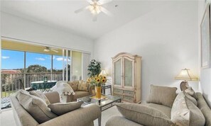 TV - Stunning 2 BR/2 BA Naples Golf Resort condo - 4 miles to 5th Ave shops & beaches (Naples)
