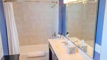 Habitación familiar, vista a la alberca | Baño | Amenidades de baño gratuitas, secadora de cabello, toallas, jabón
