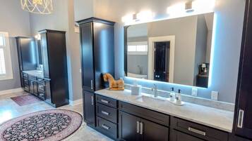 Superior Suite, Pool View | Bathroom