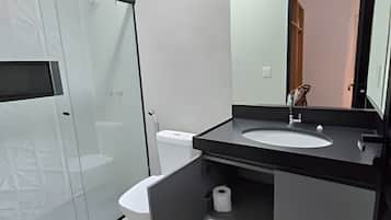 Design-Apartment | Badezimmer | Dusche, Handtücher, Seife