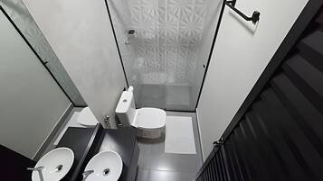 Executive Apartment | Bilik Mandi | Pancuran mandi, tuala disediakan, sabun