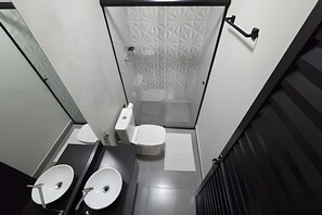 Executive Apartment | Bathroom | Shower, towels, soap