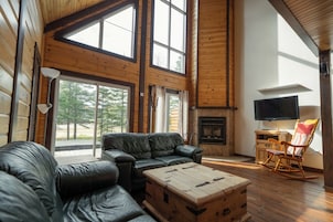 Chalet 1 ~ Rivière Manitou | Zona de estar | Televisión de pantalla plana de 40 pulgadas con canales por satélite