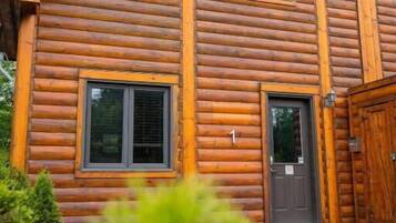 Chalé, vista para a montanha | Detalhe da fachada