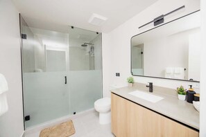 Shower, hair dryer, shampoo - 34th Floor Luxurious 1BR | Epic View+Top Location (Miami)