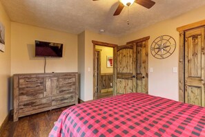 2 bedrooms, desk, iron/ironing board, free WiFi - Easy Access Blue Ridge Cabin w/ Hot Tub (Mineral Bluff)