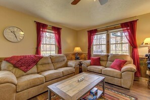 Smart TV, fireplace, books - Easy Access Blue Ridge Cabin w/ Hot Tub (Mineral Bluff)