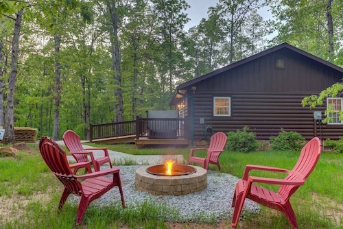 Easy Access Blue Ridge Cabin w/ Hot Tub
