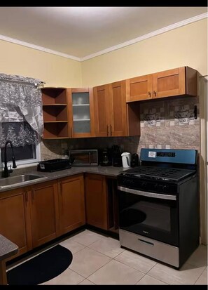 Private kitchen - Terrific 2-bedroom house with AC in Montego Bay (Montego Bay)