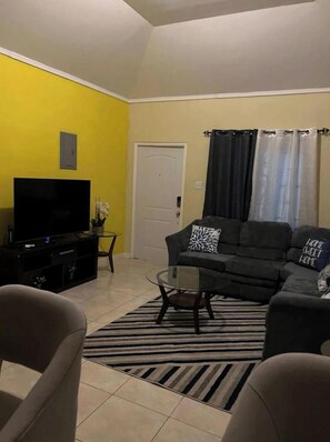 Living area - Terrific 2-bedroom house with AC in Montego Bay (Montego Bay)