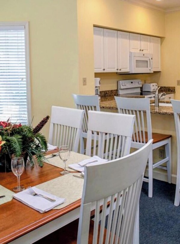 Dining - Charming 3-bedroom townhome at Egret Point in Shipyard Plantation Hilton Head SC (Hilton Head Island)