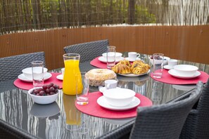Outdoor dining - Vilamoura Secret - City center with pool by HD (Vilamoura)