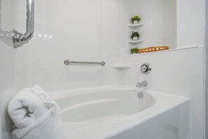 Shower, towels, shampoo - Fireplace Retreat・Mtn / Golf Views・Near Downtown (Gatlinburg)