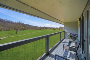 Terrace/patio - Fireplace Retreat・Mtn / Golf Views・Near Downtown (Gatlinburg)