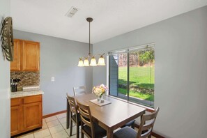Dining - Fireplace Retreat・Mtn / Golf Views・Near Downtown (Gatlinburg)