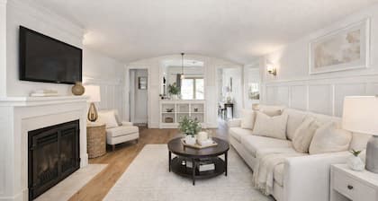 Charming 3-bedroom cottage in lovely Land Park with Backyard