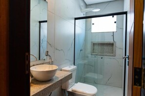 Dusche, Handtücher, Toilettenpapier