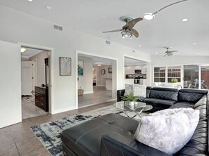 Living area - 3/2 Heated Pool home Walking Distance to beach (Naples)