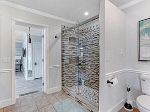 Shower, hair dryer, towels, soap - 3/2 Heated Pool home Walking Distance to beach (Naples)