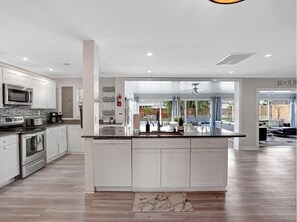 Private kitchen - 3/2 Heated Pool home Walking Distance to beach (Naples)