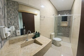 Chambre Triple Exécutive | Salle de bain