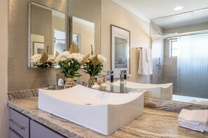 Shower, hair dryer, towels, soap - Spacious 5-bedroom villa •Large Infinity Pool •Spa •Game Room •Striking View (Thousand Palms)