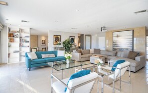 Smart TV - Spacious 5-bedroom villa •Large Infinity Pool •Spa •Game Room •Striking View (Thousand Palms)