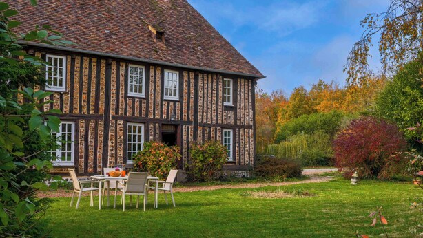 A traditional half-timbered house with a garden and outdoor seating area. - Manoir de charme en Normandie | piscine chauffée à moins de 2h de Paris. (Chambord)
