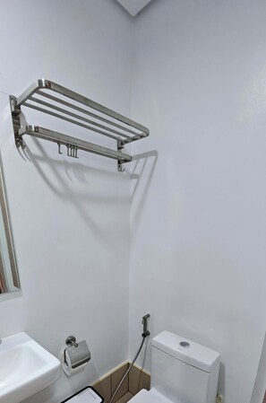 Regadera, bidet, toallas, papel de baño 
