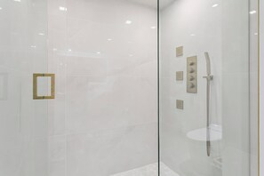 Een haardroger, handdoeken, zeep, toiletpapier