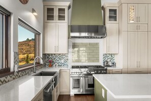 Private kitchen - Vista Ridge Retreat | Big Views, Big Adventures (Denver)
