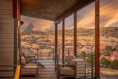 Red Rock Mountain View Luxury Retreat