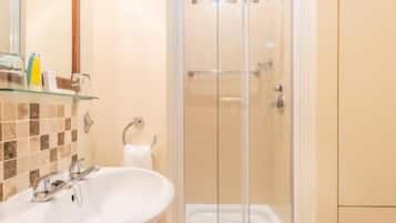 Een douche, gratis toiletartikelen, een haardroger, handdoeken