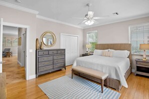 4 bedrooms, iron/ironing board, travel cot, WiFi - Holmes Beach - Pool - Minutes to Beach - Sleeps 8 (Holmes Beach)