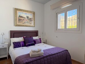 4 bedrooms, in-room safe, iron/ironing board, travel cot - Charming 4-Bed Villa, Private Pool & Garden, Overlooking beach, Sea Views. (San Luis de Sabinillas, Manilva)