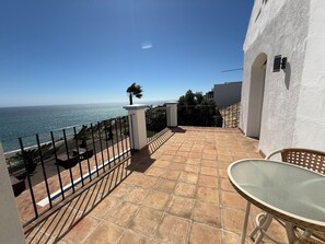 Outdoor dining - Charming 4-Bed Villa, Private Pool & Garden, Overlooking beach, Sea Views. (San Luis de Sabinillas, Manilva)