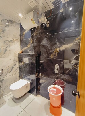 Deluxe Room | Bathroom - Rukkmannie Holiday Inn (Ujjain)