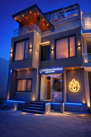 Front of property - Rukkmannie Holiday Inn (Ujjain)