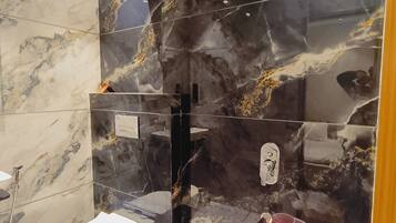 Deluxe Room | Bathroom | Shower, towels