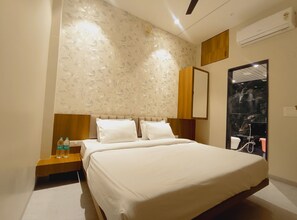 Deluxe Room - Rukkmannie Holiday Inn (Ujjain)